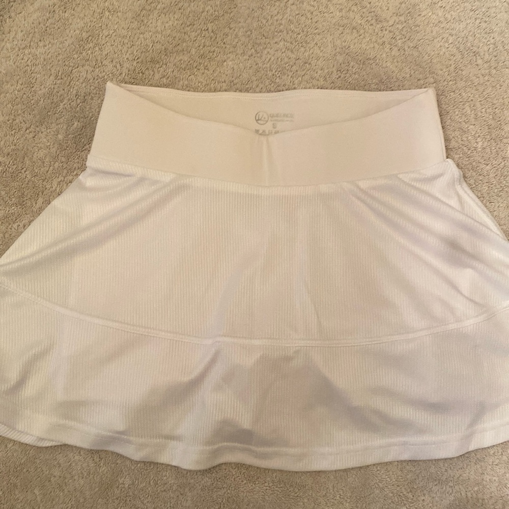 Women’s white athletic skirt with shorts.  Small S